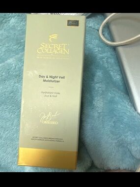 Secret Collagen Day & Night Veil Moisturizer - Pale Green & Gold